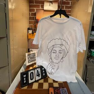 IZZY AND LIV Simple Beauty Pose T-Shirt